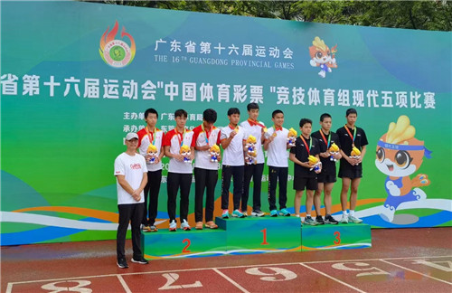 颁奖台上的叶健臻（第一名左一）.jpg